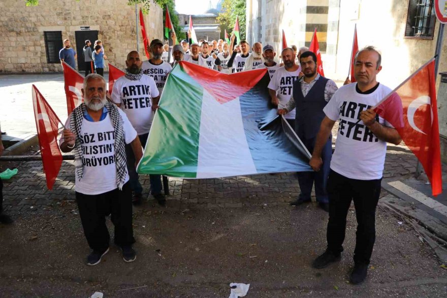 Filistin’e yürüyen grup bir gece dinlendiği Adana’dan Hatay’a hareket etti
