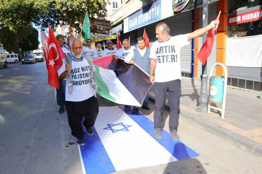 Filistin’e yürüyen grup bir gece dinlendiği Adana’dan Hatay’a hareket etti