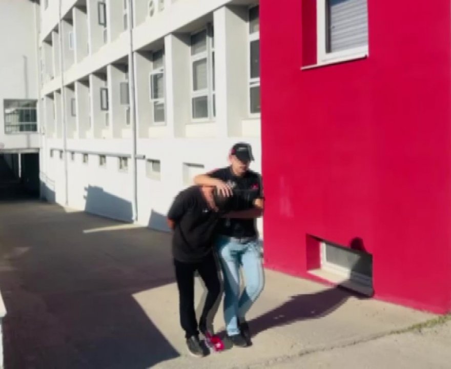 Adana’da narkotik polislerinin yakaladığı 2 uyuşturucu satıcısı tutuklandı