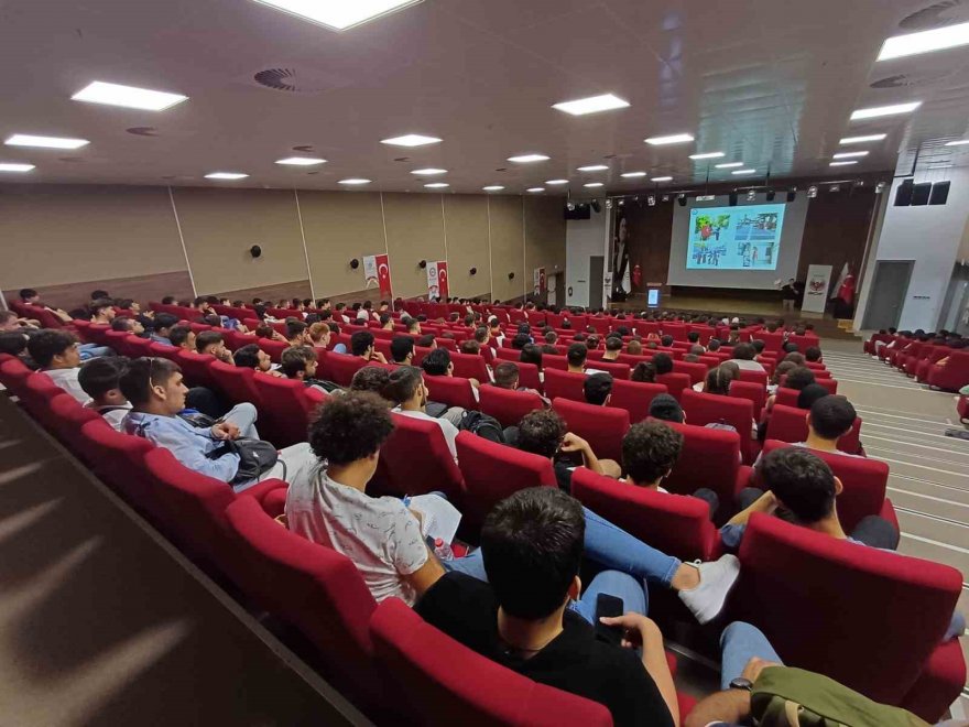 Polisten üniversite öğrencilerine “terörün kucağına düşmeyin” uyarısı