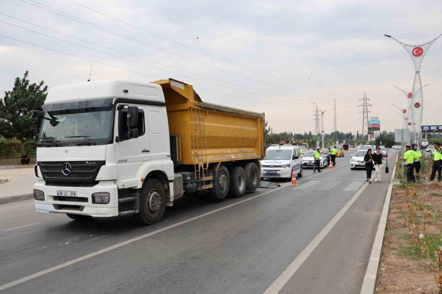 Adana'da yolun karşısına geçerken kamyonun çarptığı yaşlı adam hayatını  kaybetti