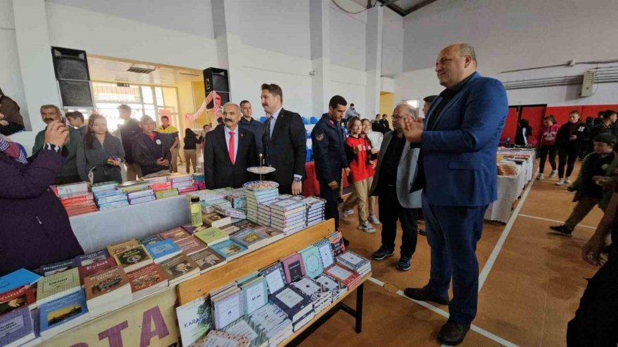 Adana'nın o ilçesinde ilk kez kitap fuarı düzenlendi