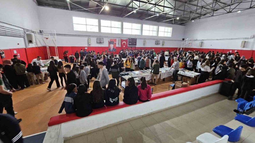 Adana'nın o ilçesinde ilk kez kitap fuarı düzenlendi