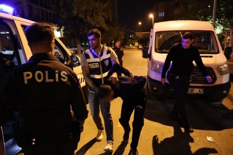 Adana'da polisi ezip kaçmak isteyen 2 kişi tutuklandı