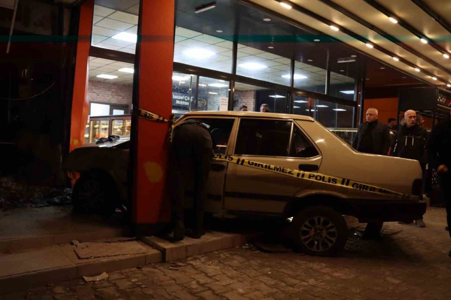 Adana'da otomobil kuruyemiş dükkanına daldı: İşyeri sahibi hayatını kaybetti