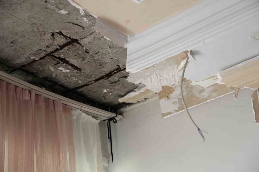 Uyurken tavan alçısı üzerlerine düştü