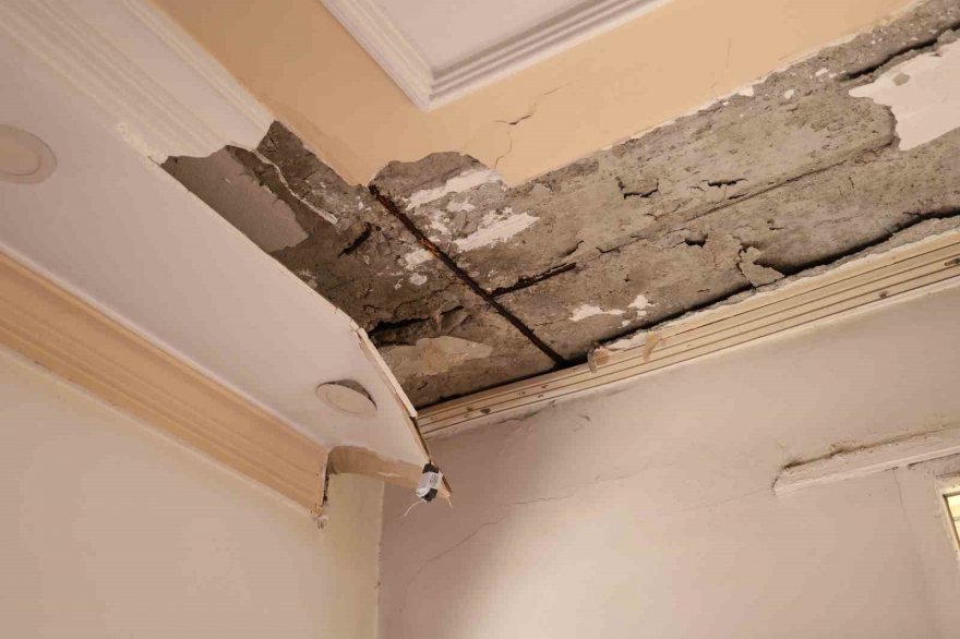 Uyurken tavan alçısı üzerlerine düştü