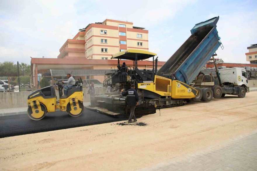 Yüreğir’in yollarına 4 buçuk yılda 525 bin ton asfalt