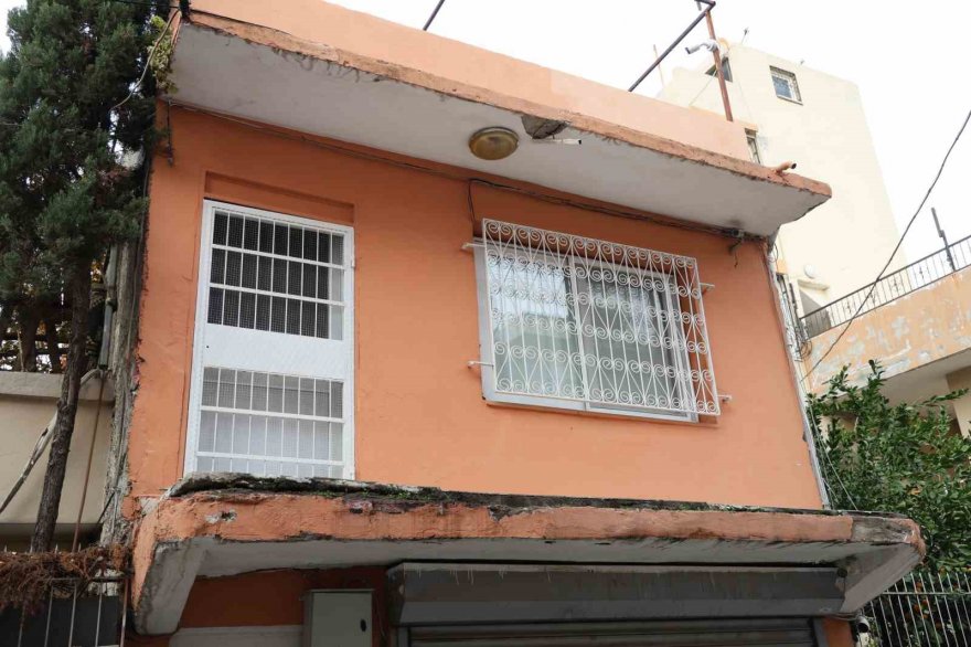 Kamyonet balkona çarptı, ev sahibi deprem oldu zannetti