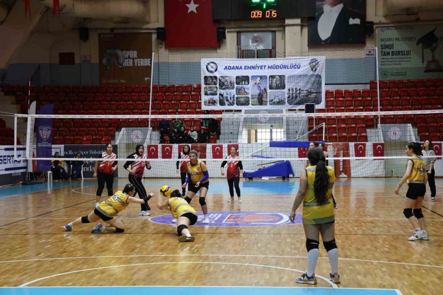 Adana’da liselerarası voleybol turnuvası nefes kesti