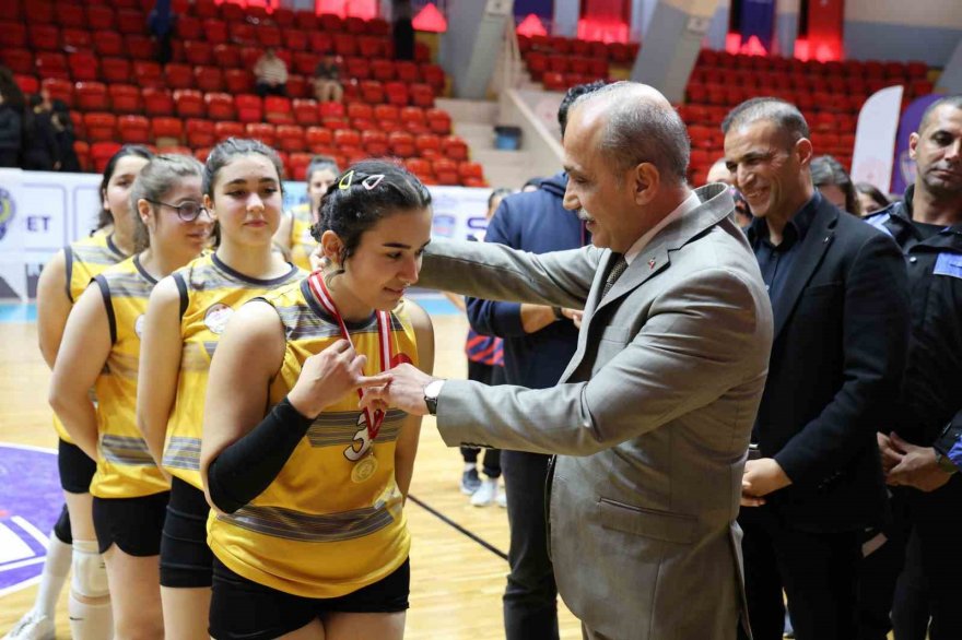 Adana’da liselerarası voleybol turnuvası nefes kesti