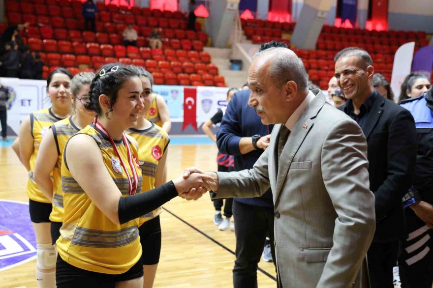 Adana’da liselerarası voleybol turnuvası nefes kesti