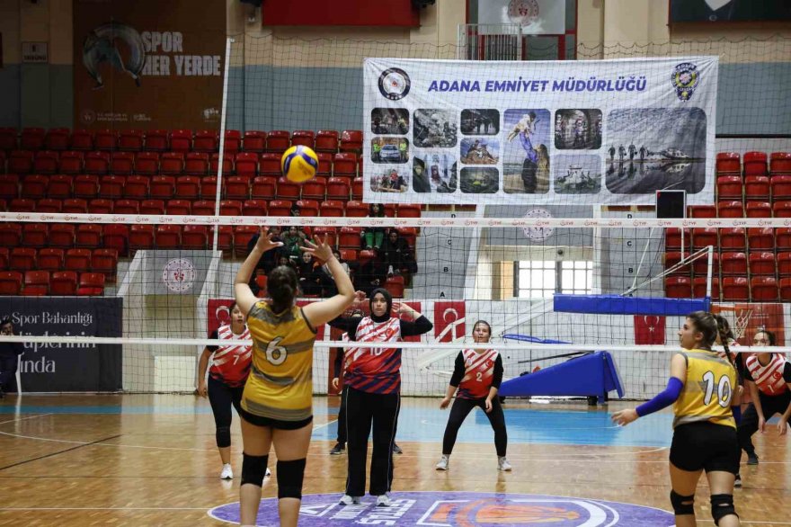Adana’da liselerarası voleybol turnuvası nefes kesti