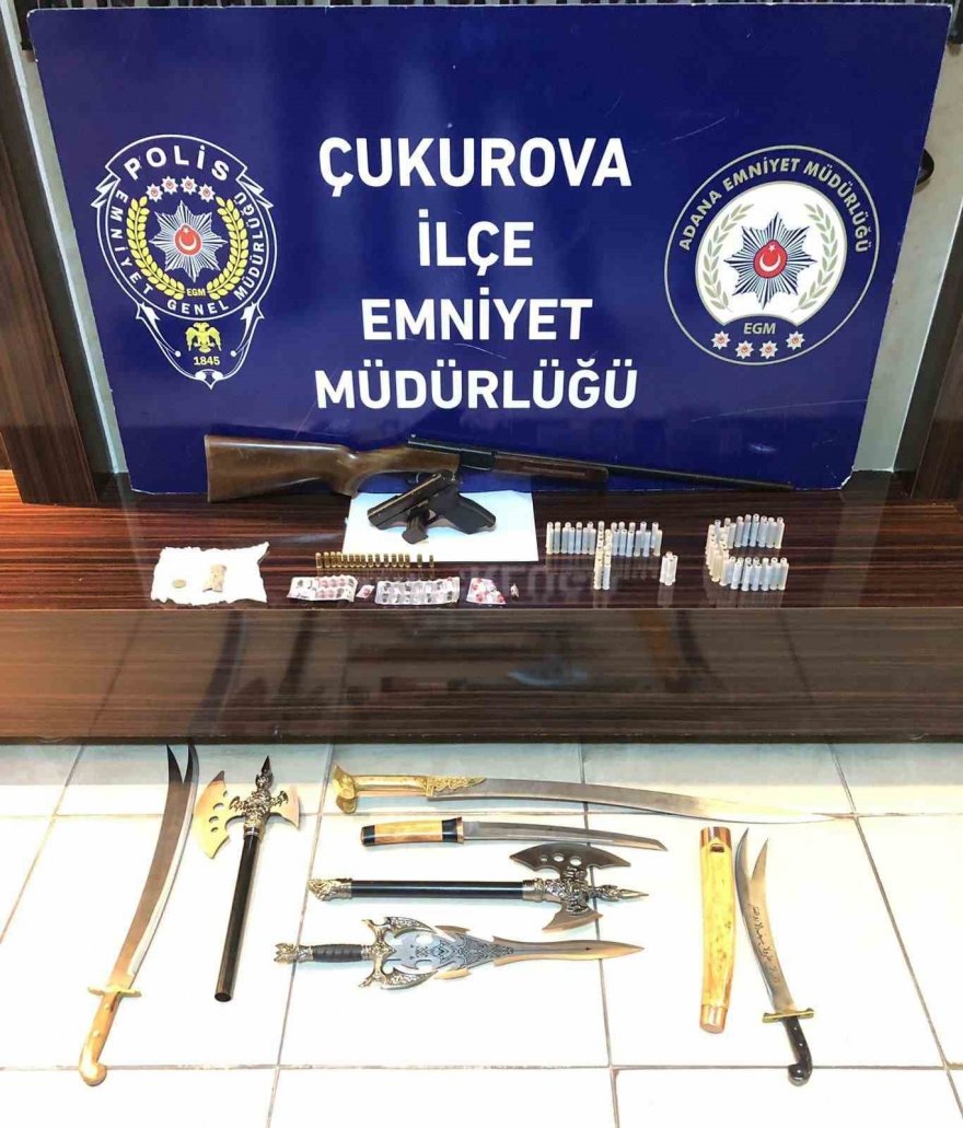 Adana’da masaj salonlarında kılıç ve silah ele geçirildi