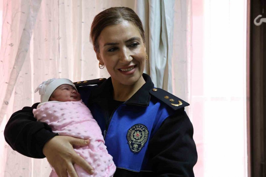Adana’da polis, ihtiyaç sahibi ailelerine bebek bezi dağıttı