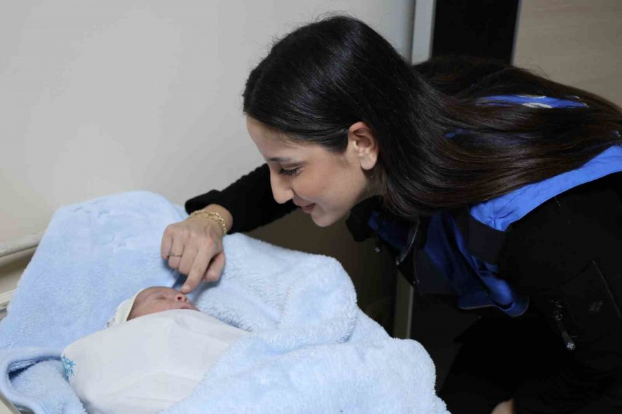 Adana’da polis, ihtiyaç sahibi ailelerine bebek bezi dağıttı