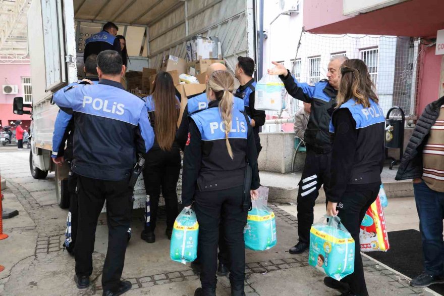 Adana’da polis, ihtiyaç sahibi ailelerine bebek bezi dağıttı