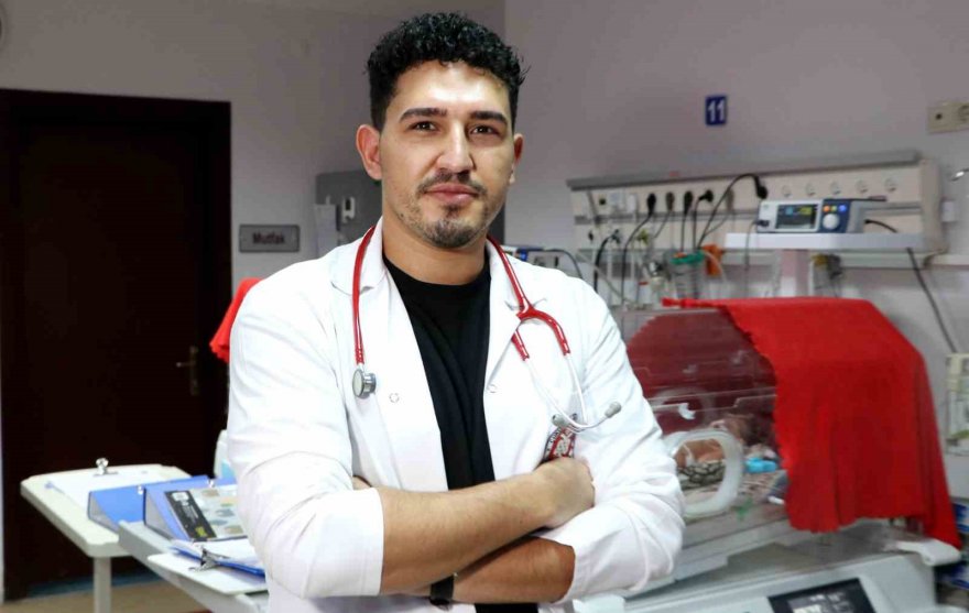 Prematüre doğduğu hastanede bebeklerin hayata tutunması için çalışıyor