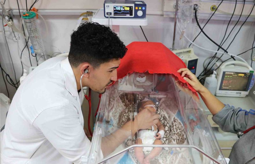Prematüre doğduğu hastanede bebeklerin hayata tutunması için çalışıyor