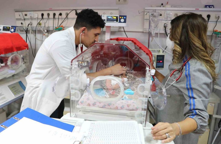 Prematüre doğduğu hastanede bebeklerin hayata tutunması için çalışıyor