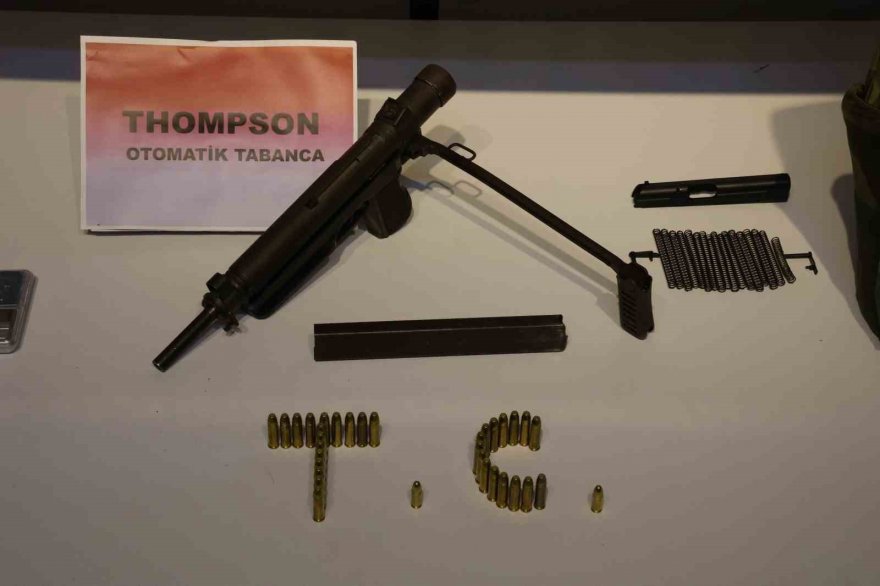 Evlerinde anahtarlık şeklinde suikast tabancası ve otomatik silah çıktı