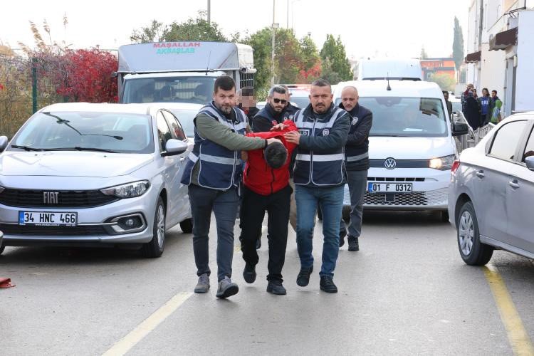 Evlerinde anahtarlık şeklinde suikast tabancası ve otomatik silah çıktı
