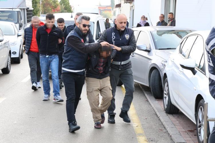 Evlerinde anahtarlık şeklinde suikast tabancası ve otomatik silah çıktı