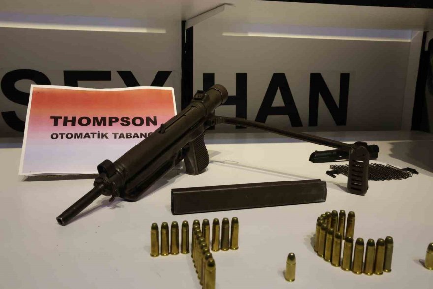 Evlerinde anahtarlık şeklinde suikast tabancası ve otomatik silah çıktı