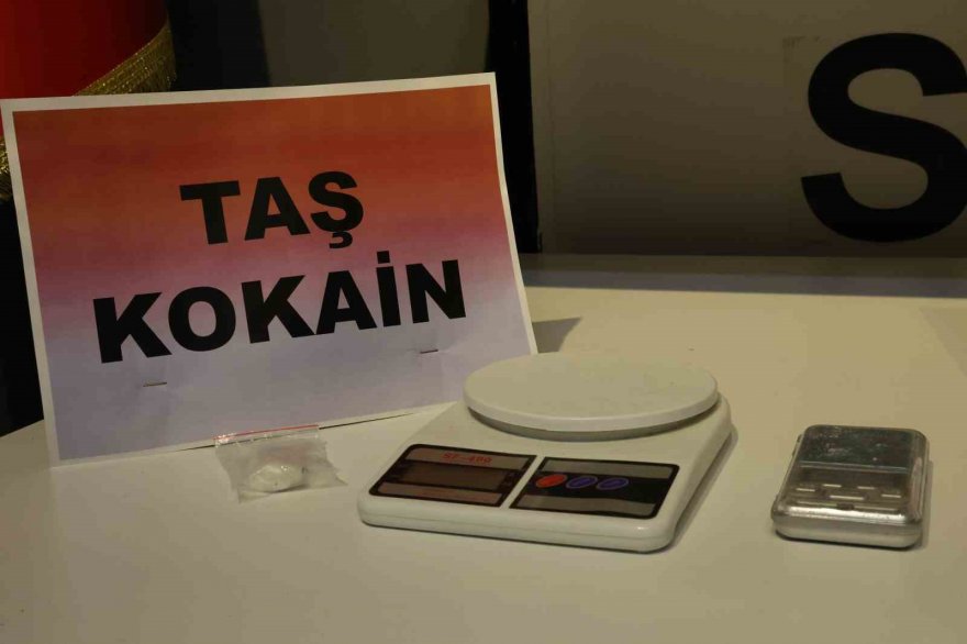 Evlerinde anahtarlık şeklinde suikast tabancası ve otomatik silah çıktı