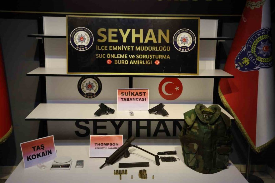 Evlerinde anahtarlık şeklinde suikast tabancası ve otomatik silah çıktı