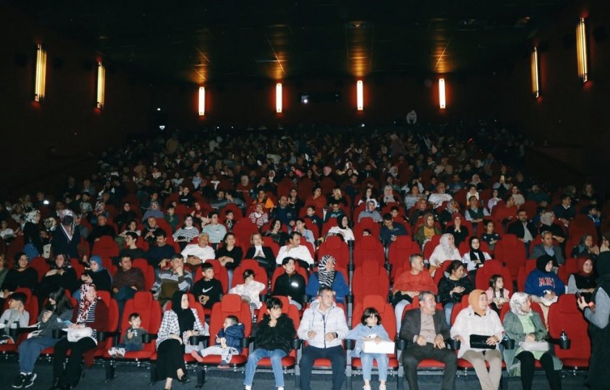 Eğitim-Bir-Sen Adana üyeleri ’Aybüke: Öğretmen Oldum Ben’ filmini izledi