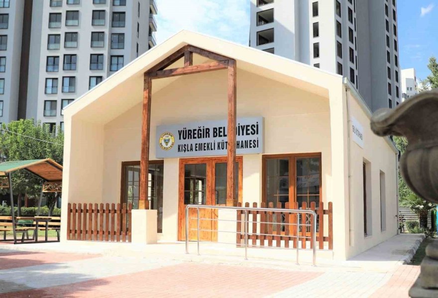 Yüreğir’de emekliler kütüphanede buluşuyor