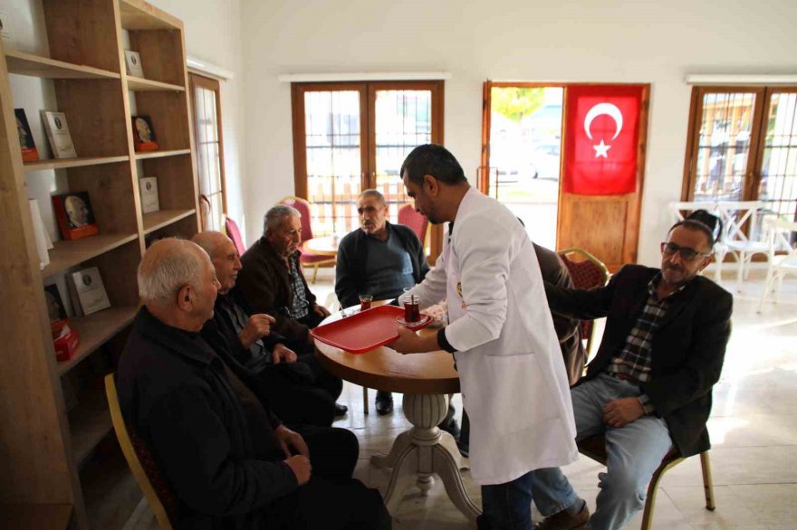 Yüreğir’de emekliler kütüphanede buluşuyor