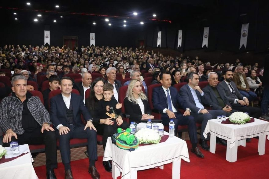 Adana'da ev hanımı, esnaf ve kamu çalışanlarından oluşan halk korusu konser verdi