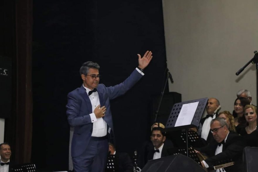 Adana'da ev hanımı, esnaf ve kamu çalışanlarından oluşan halk korusu konser verdi