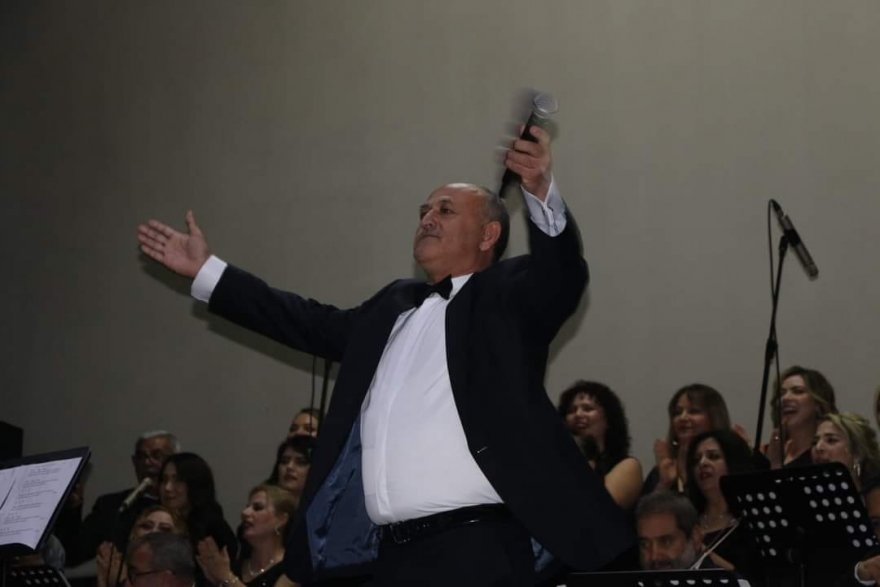 Adana'da ev hanımı, esnaf ve kamu çalışanlarından oluşan halk korusu konser verdi