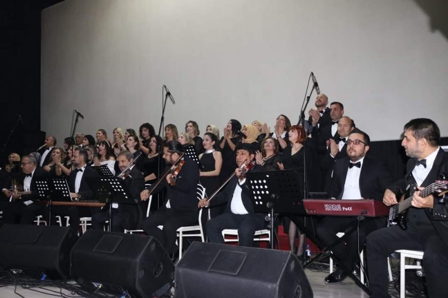 Adana'da ev hanımı, esnaf ve kamu çalışanlarından oluşan halk korusu konser verdi