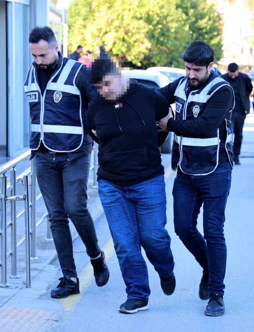 Seyhan polisi iki evden cephanelik ele geçirdi