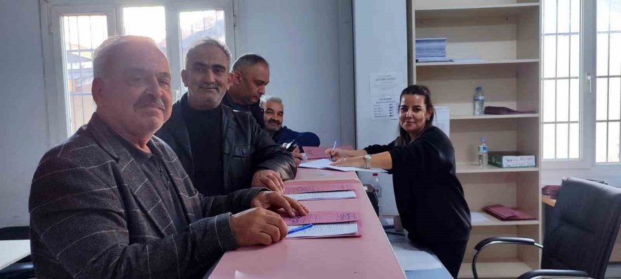 Ekipler çiftçiler için hafta sonu bile çalışıyor