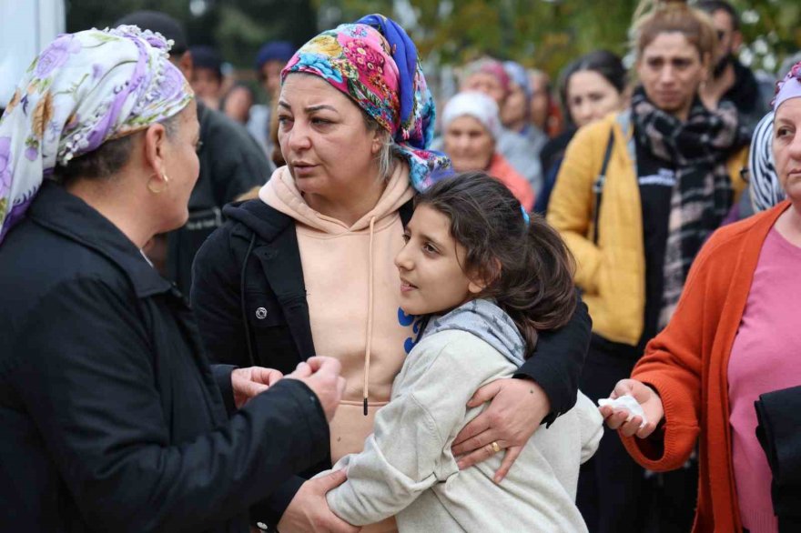 Elektrikli soba faciasında hayatını kaybeden anne, baba ve ikiz çocukları toprağa verildi