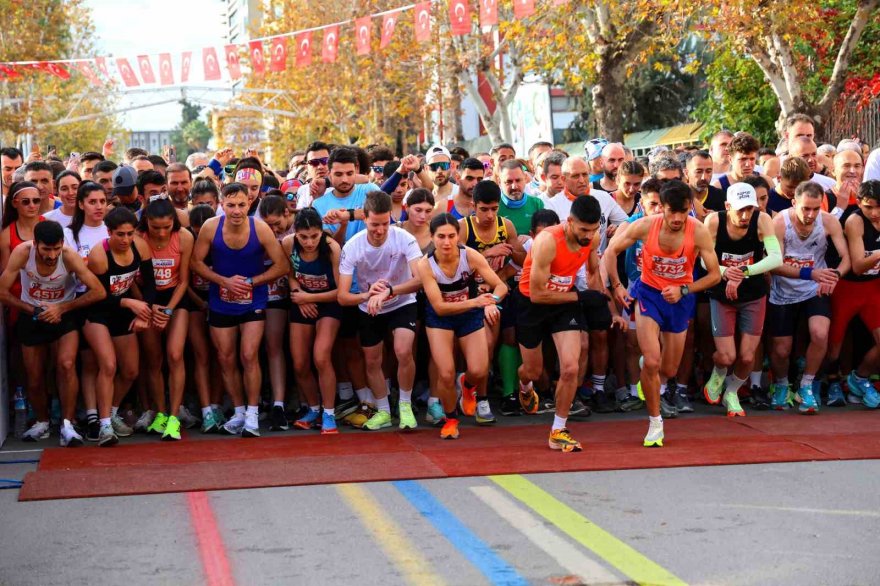 Tarihin içinde maraton koşusu renkli görüntülere sahne oldu