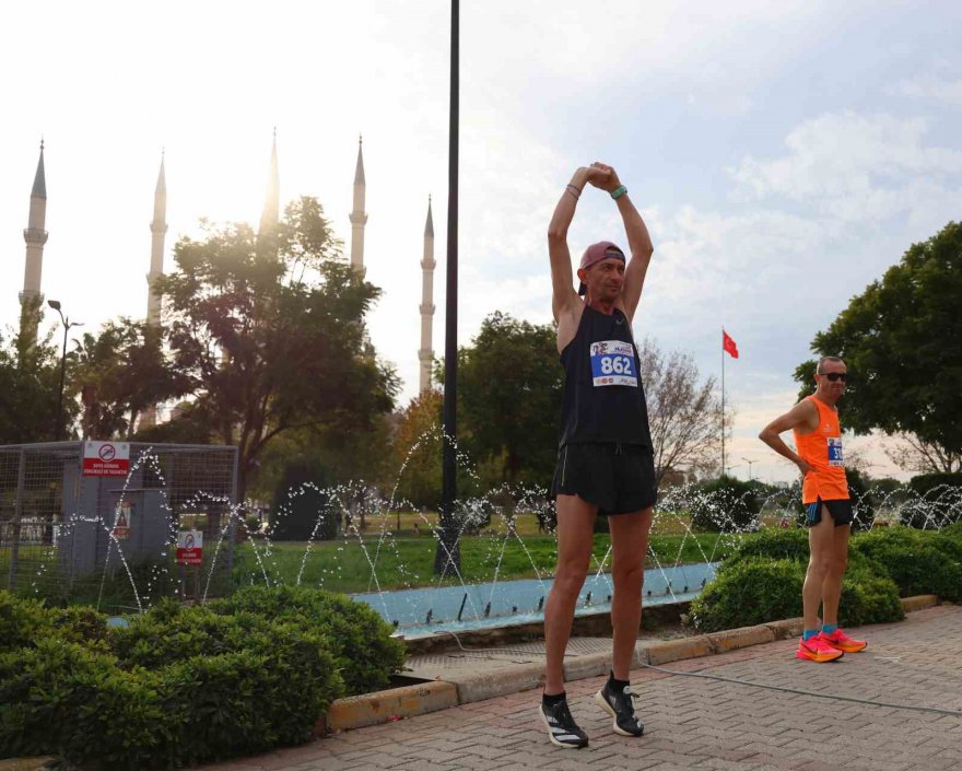 Tarihin içinde maraton koşusu renkli görüntülere sahne oldu