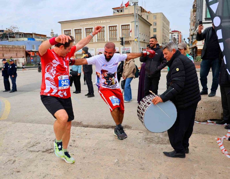 Tarihin içinde maraton koşusu renkli görüntülere sahne oldu