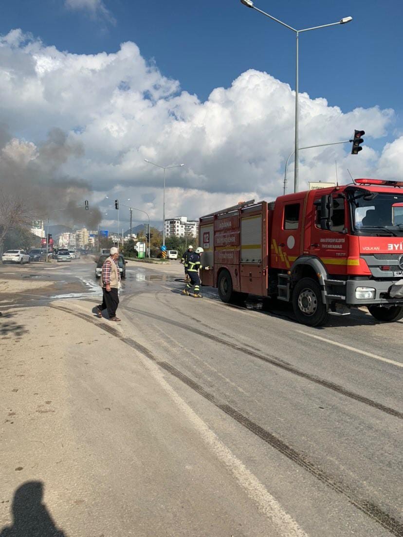 Adana’da bir haftada 2. Tofaş yandı: Yolun ortasında alevlere teslim oldu