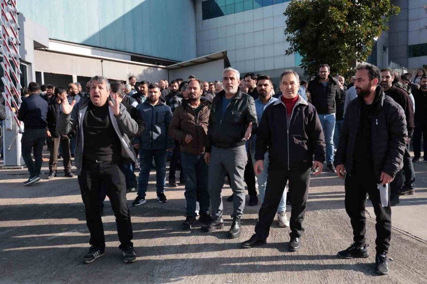 Maaşlarını alamayan işçiler eylem yaptı
