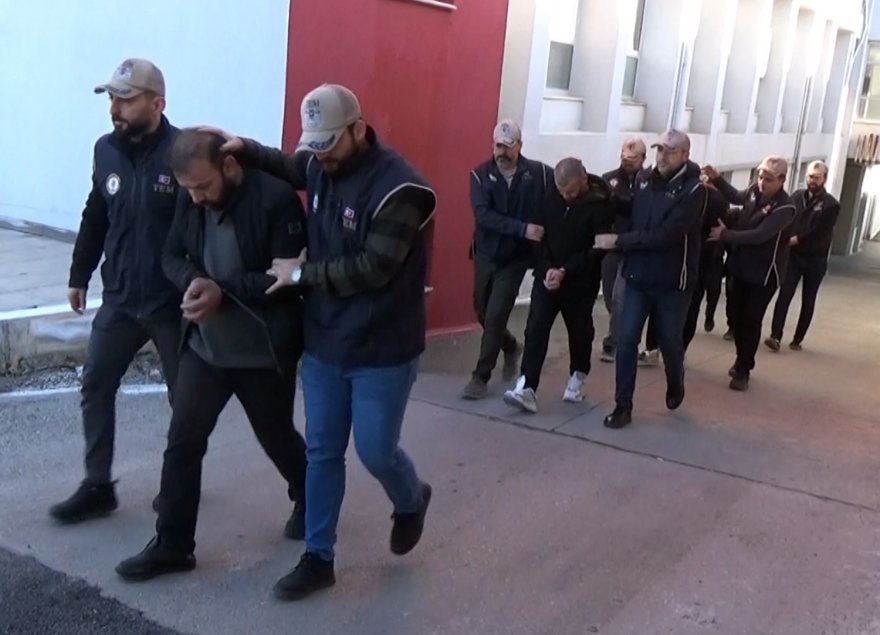 Interpol tarafından kırmızı bültenle aranan DEAŞ üyeleri Adana’da yakalandı