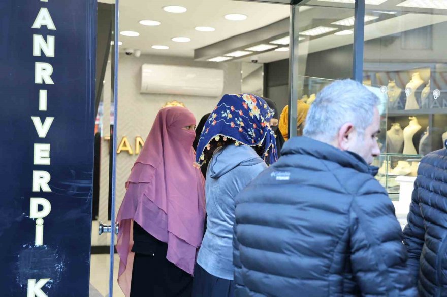 Kuyumcu kadın hırsızları işyerine kilitleyip yakalattı