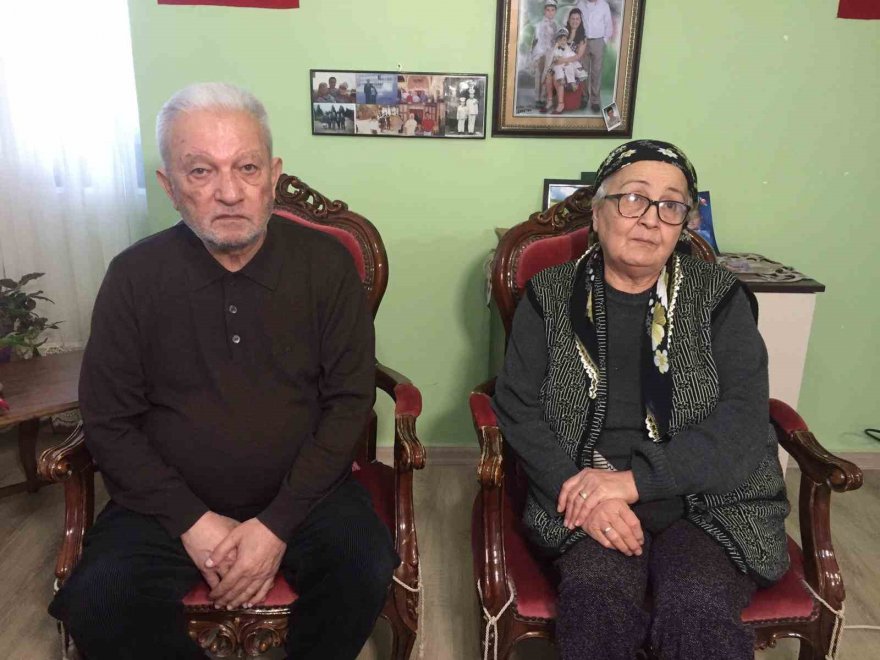 Yatalak babalarını bırakmayınca ikinci depremde tüm aile can verdi