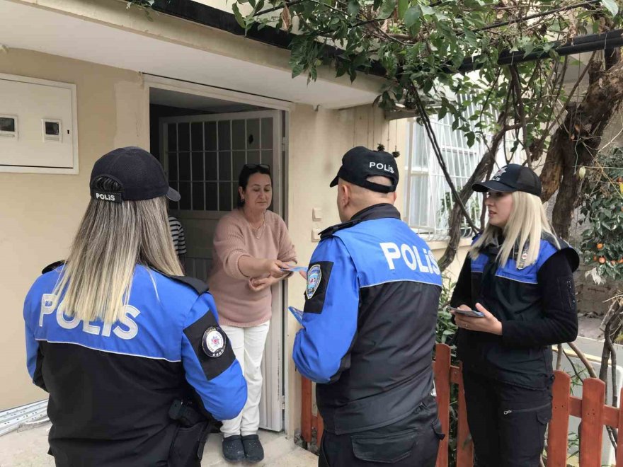 Polis kapı kapı gezip hırsızlığa karşı vatandaşları uyardı
