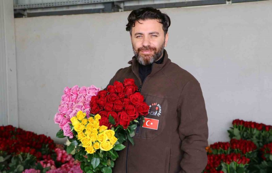 Gül Adana'da seralarda 25, çiçekçilerde 100-150 lira